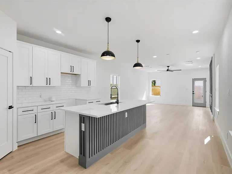 2532 Lowery St — Photo 8