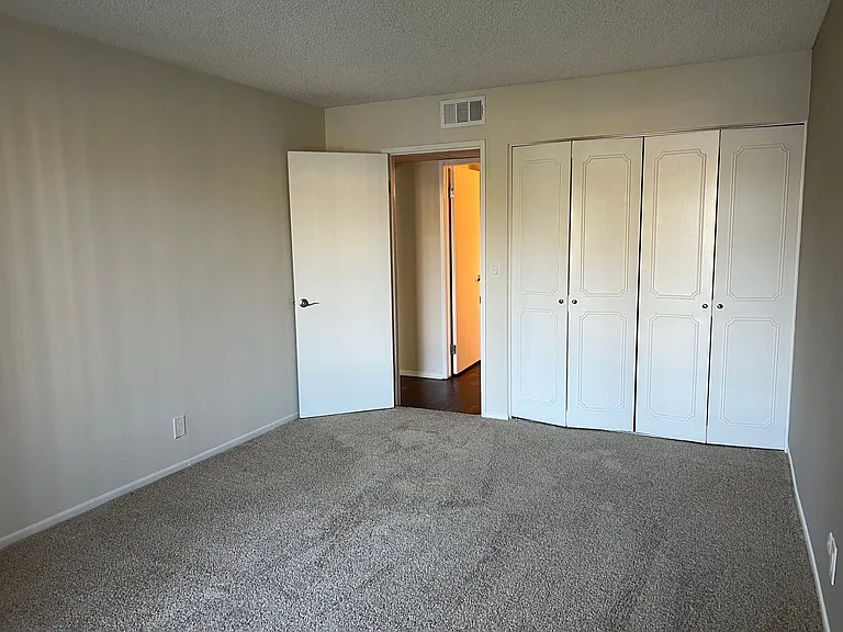 Versailles on the Lake Apartments — Photo 112