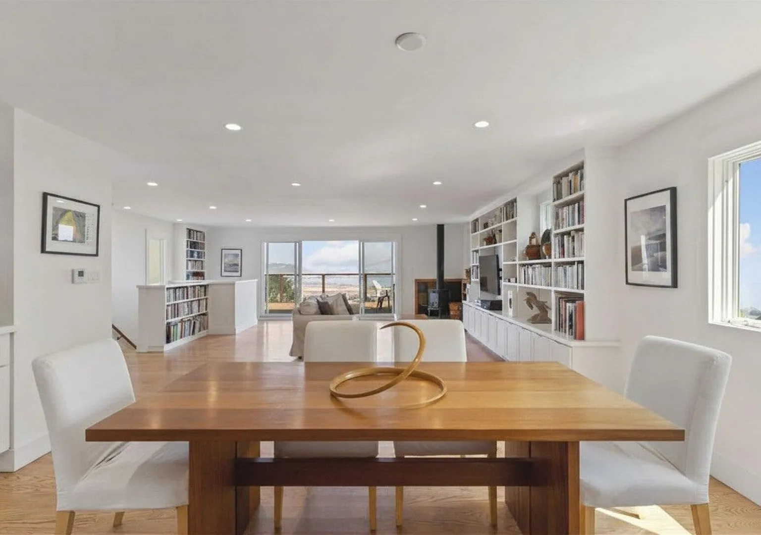 Stunning Views by the Bay 2BR — Photo 3