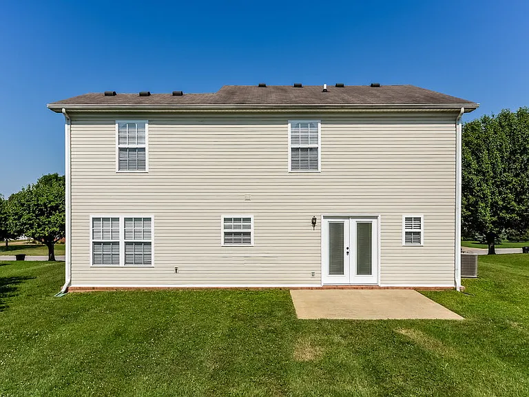 1910 Lawndale Dr — Photo 17