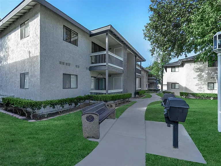 Montecito Apartments — Photo 13