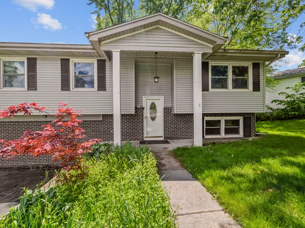 1140 Sunnyslope Dr, Crown Point, IN 46307