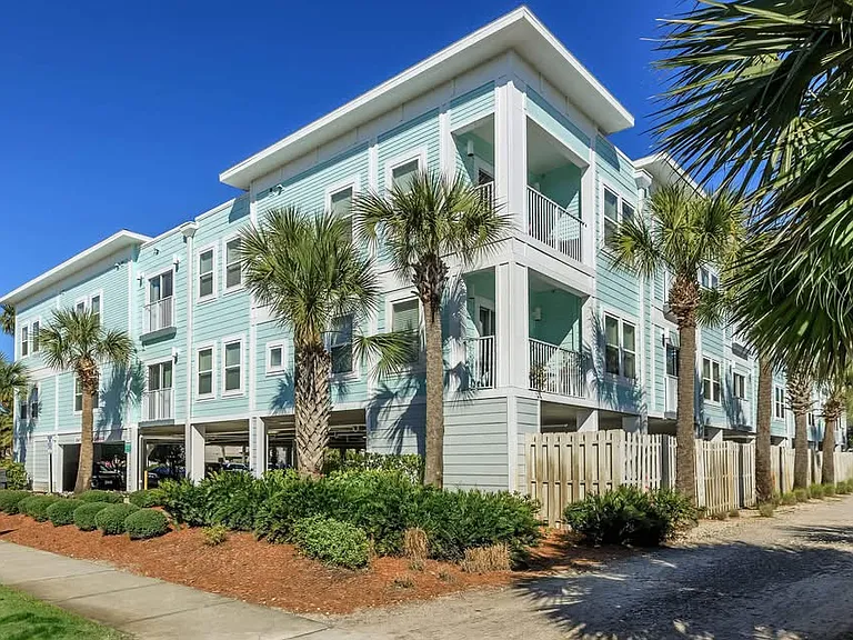 Surfside Apartments- 913 — Photo 1