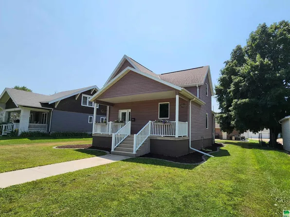 618 10th St, Sheldon, IA 51201