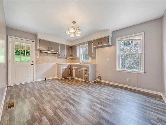 3rd image of 49 Little John Ct
