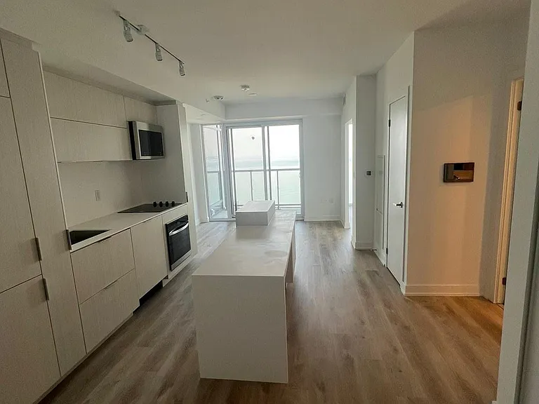 370 Martha St S #1206 — Photo 4