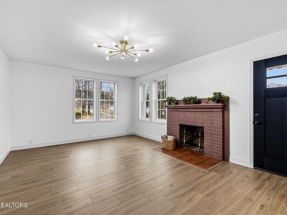 4th image of 217 Waller Ave
