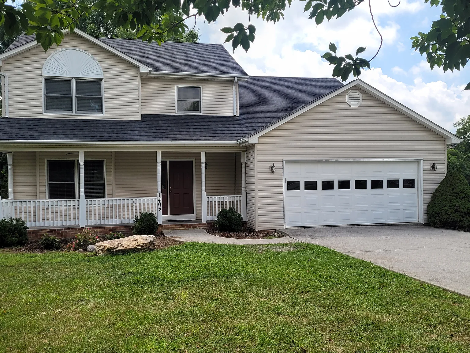 4 bed, 2.5 bath, 2550 sqft, $2,700 — Photo 1