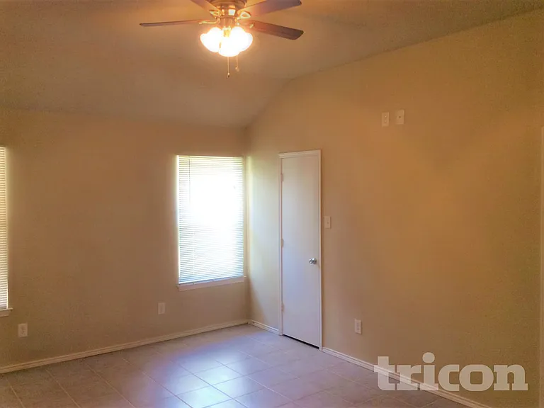 525 Arbor Ln — Photo 5