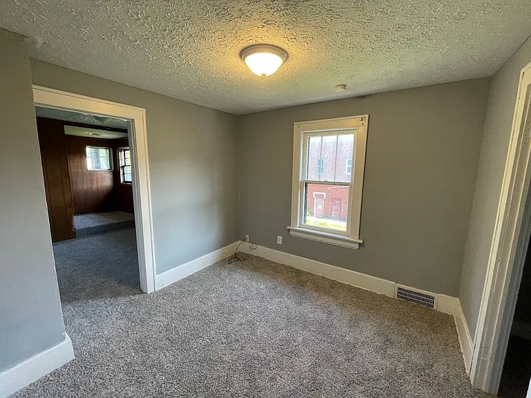 1300 Grant St — Photo 17