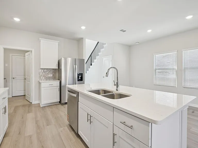 717 Leavenworth Dr — Photo 4