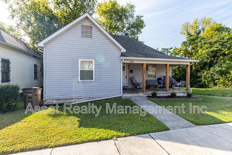 3 bed, 1.0 bath, 1022 sqft, $1,650 — Photo 1