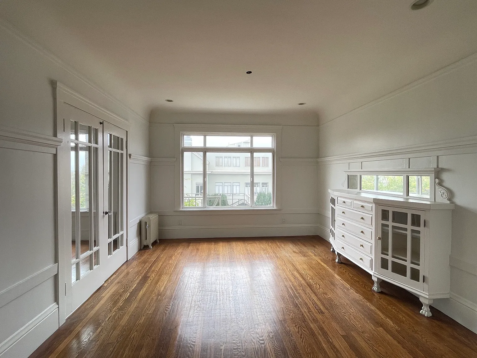 2 bed, 900 sqft, $5,900 — Photo 2