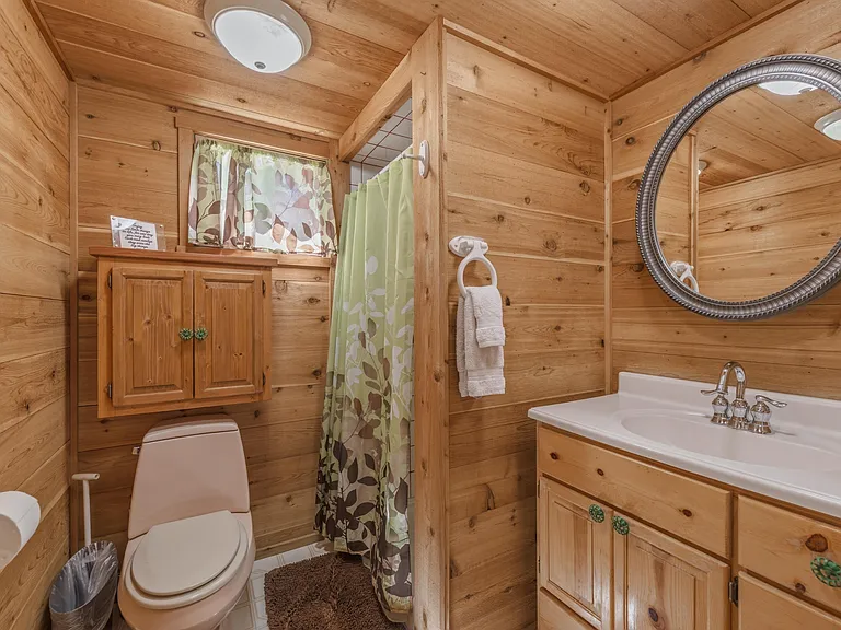 En-Suite Bathroom w/ Walk-in Shower