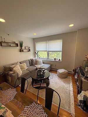2nd image of 2544 Crescent St APT 2C