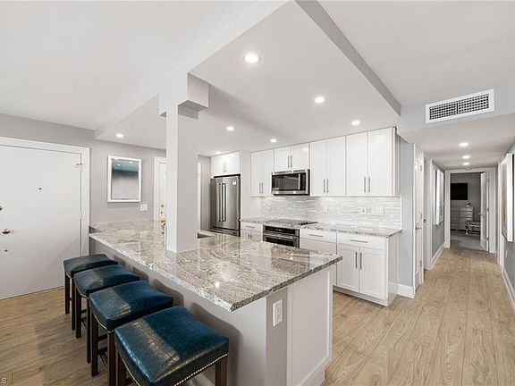 4th image of 222 Harbour DR #207