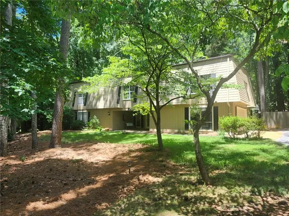 220 Hollyberry Dr, Roswell, GA 30076