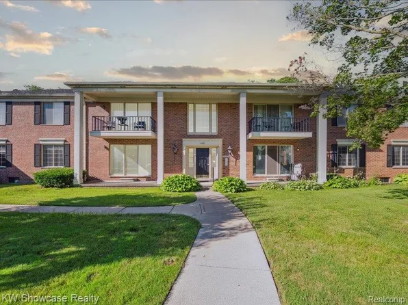 29606 Middlebelt Rd Unit 1804, Farmington, MI 48334