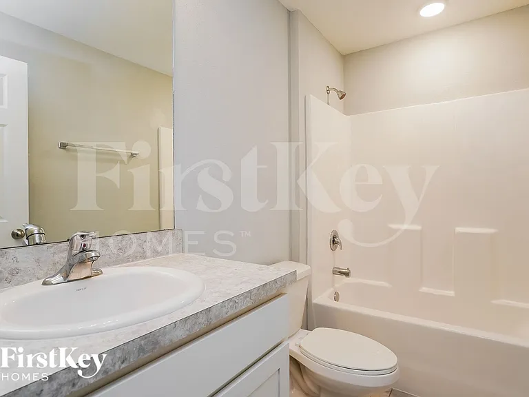 1606 NE 35th Ter — Photo 13