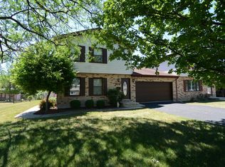 904 Glenlake Dr, Carol Stream, IL 60188