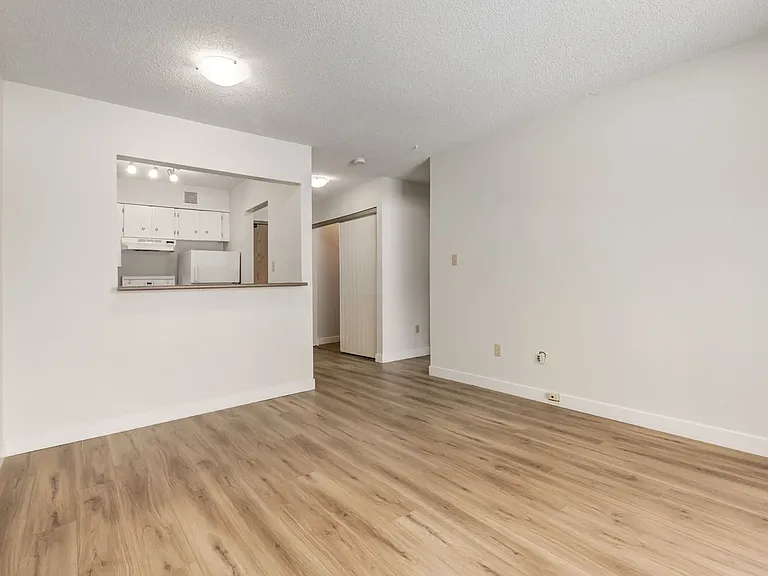 2404 16a St SW — Photo 3