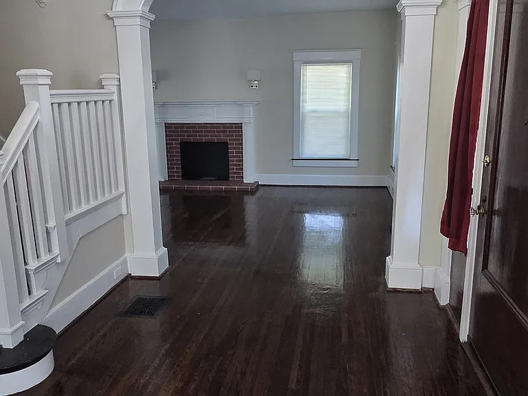 2201 Bashford Manor Ln — Photo 8