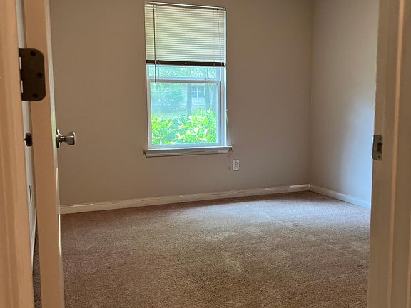 5th image of 528 Moore Ave