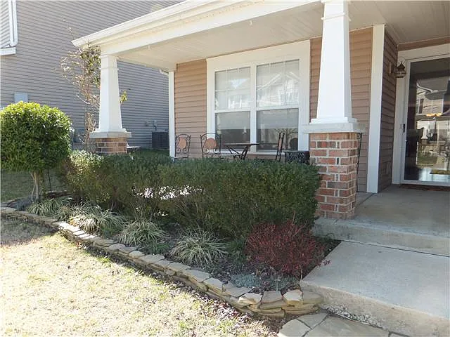 3 bed, 1924 sqft, $2,350 — Photo 2