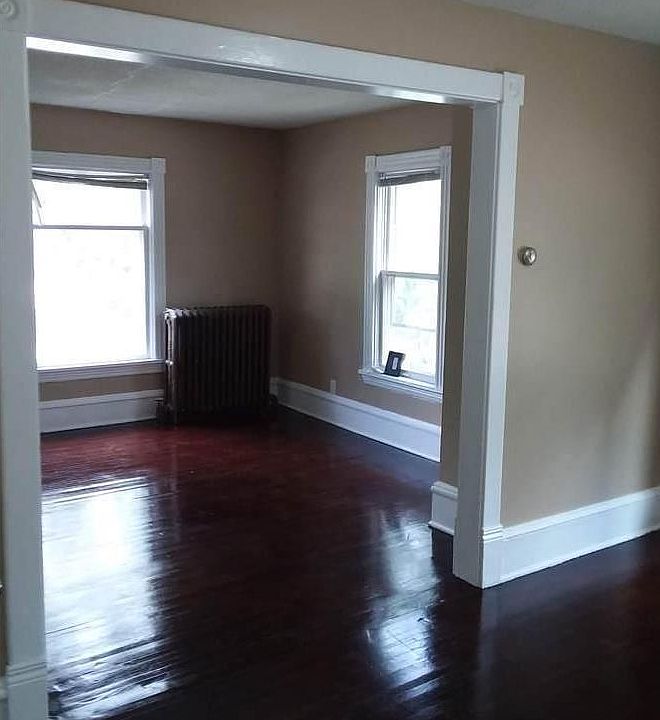 1st image of 958 26th Ave NE Floor 2