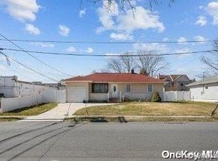 916 N Clinton Ave, Lindenhurst, NY 11757