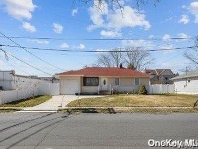 916 N Clinton Avenue, Lindenhurst, NY, 11757