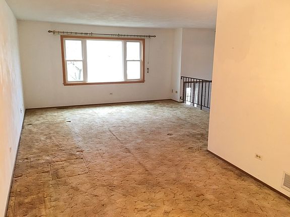 3rd image of 525 Meadow Ln