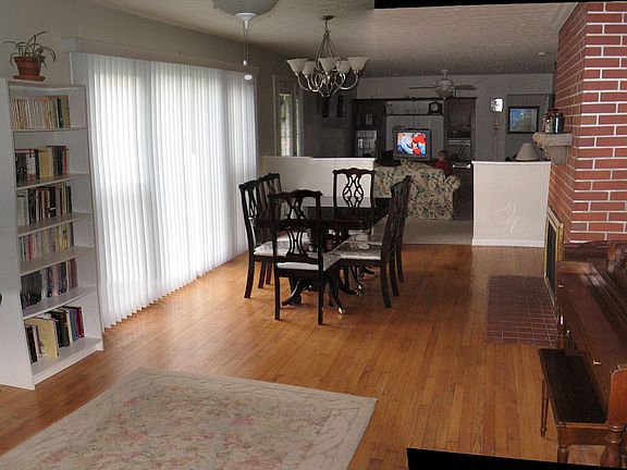 Dinning Room Facing South