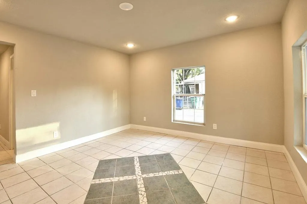 3 bed, 900 sqft, $1,895 — Photo 3