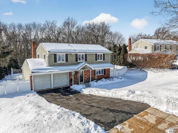 18 Hill Lane, Smithtown, NY 11787