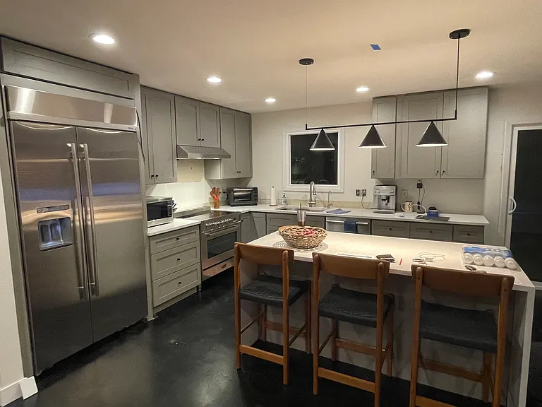 1054 E Fairmont Dr — Photo 2