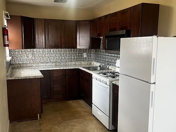 3rd image of 212 Curtis St