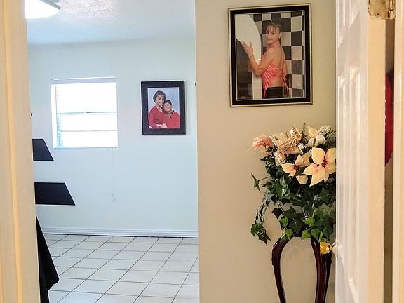 4th image of 1015 Miller Ave