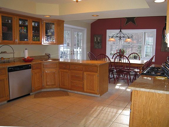 Great light bright kitchen with granite countertops/bkfst rm w/vaulted ceiling