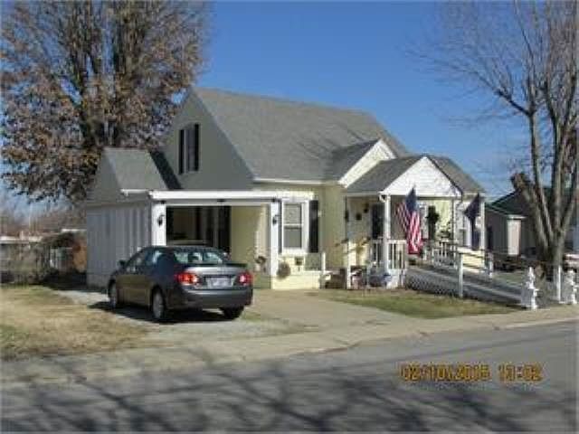 1st image of 225 E Elm St