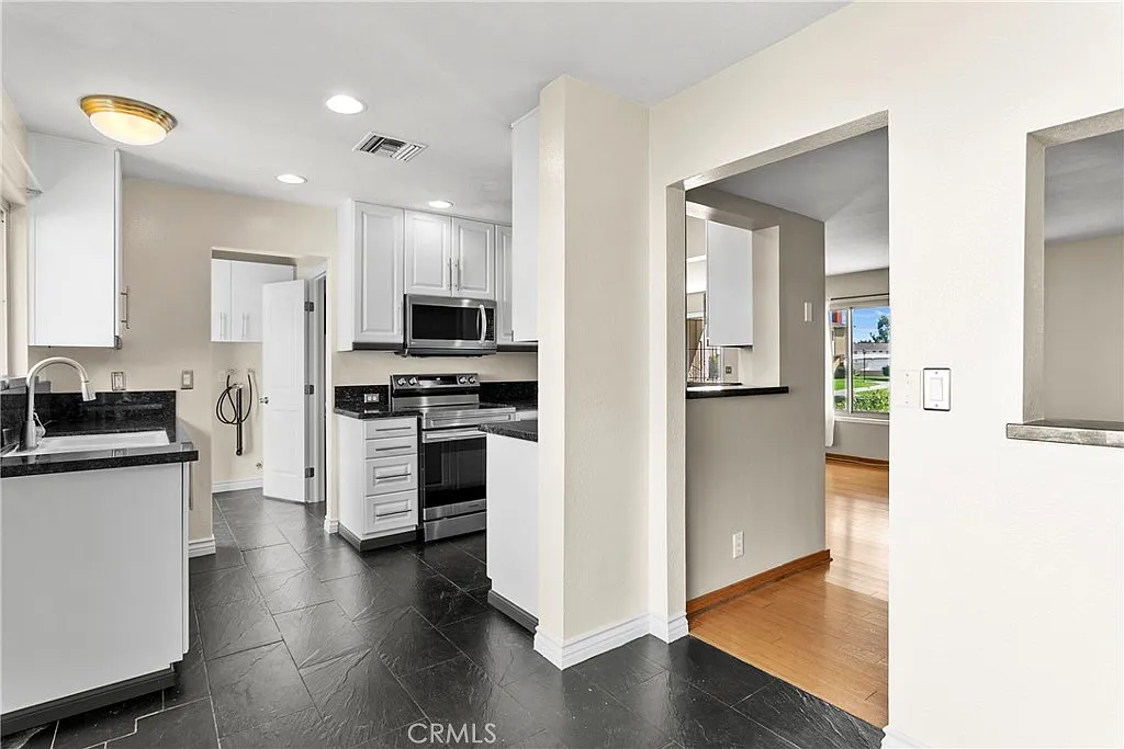 3 bed, 2.5 bath, 1392 sqft, $3,550 — Photo 4