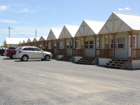 10 S Commerce St, Big Wells, TX 78830