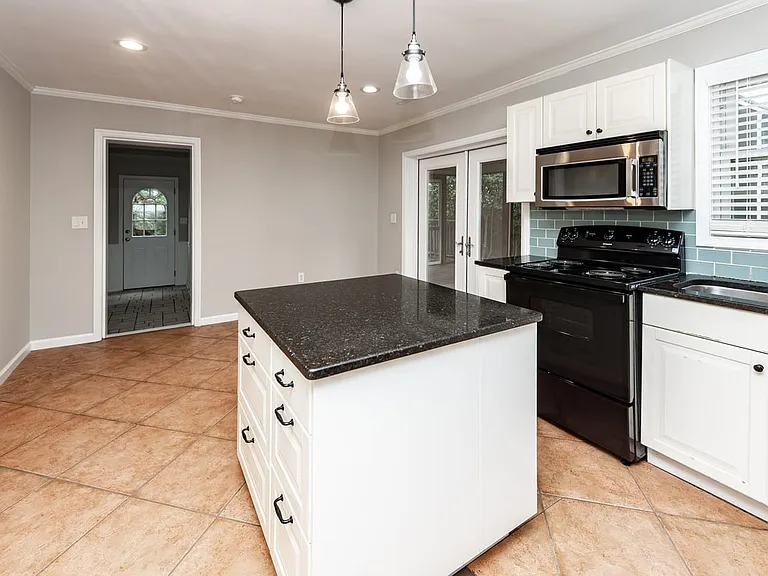 838 Fred St — Photo 15