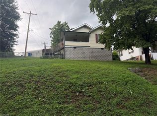 409 E Oak St, Mount Airy, NC 27030