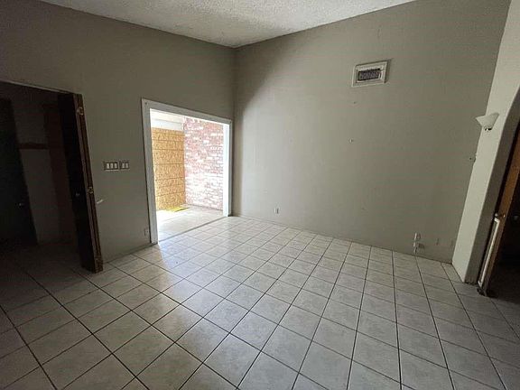 3rd image of 3180 N Buckingham Ct