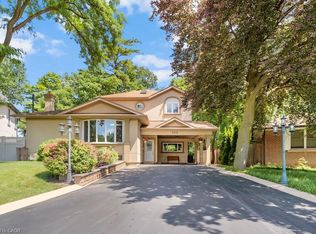 583 Stephens Cres, Oakville, ON L6K 1Y2