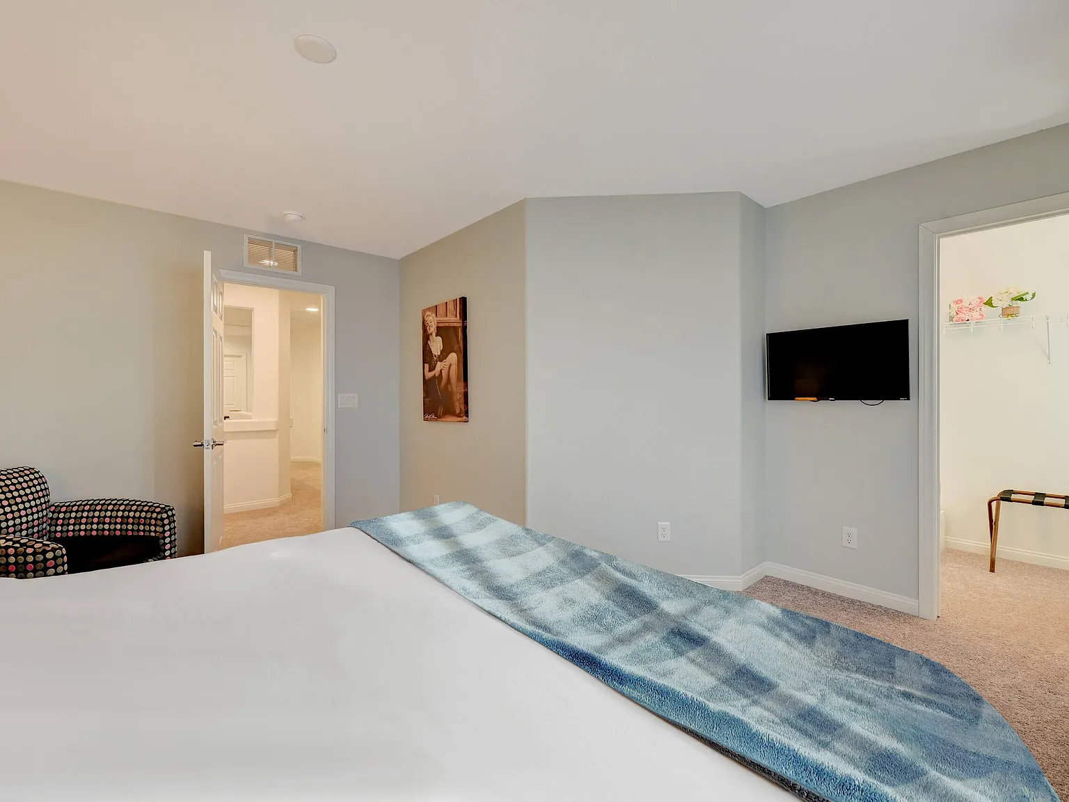 4 bed, 2171 sqft, $3,200 — Photo 3