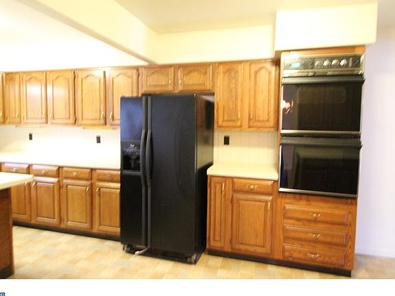 5th image of 387 Hobart Dr