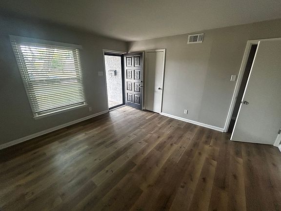 4th image of 902 S Jefferson Dr