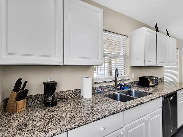 2648 Nassau St — Photo 9